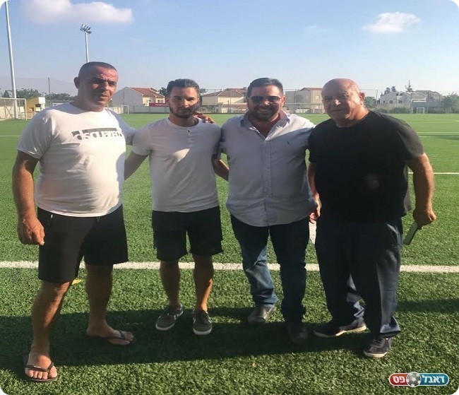 הסוכן עידו קרן יחד עם הלל והנהלת כ"ס